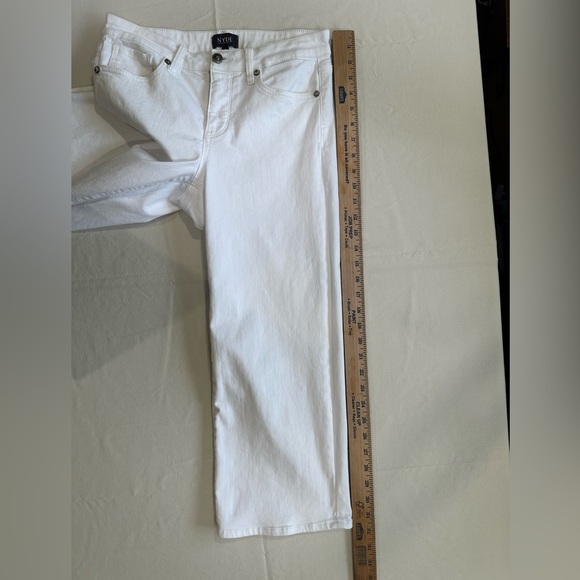 NYDJ. WOMEN. KNEE. PANTS. White Size 4 - Picture 6 of 8